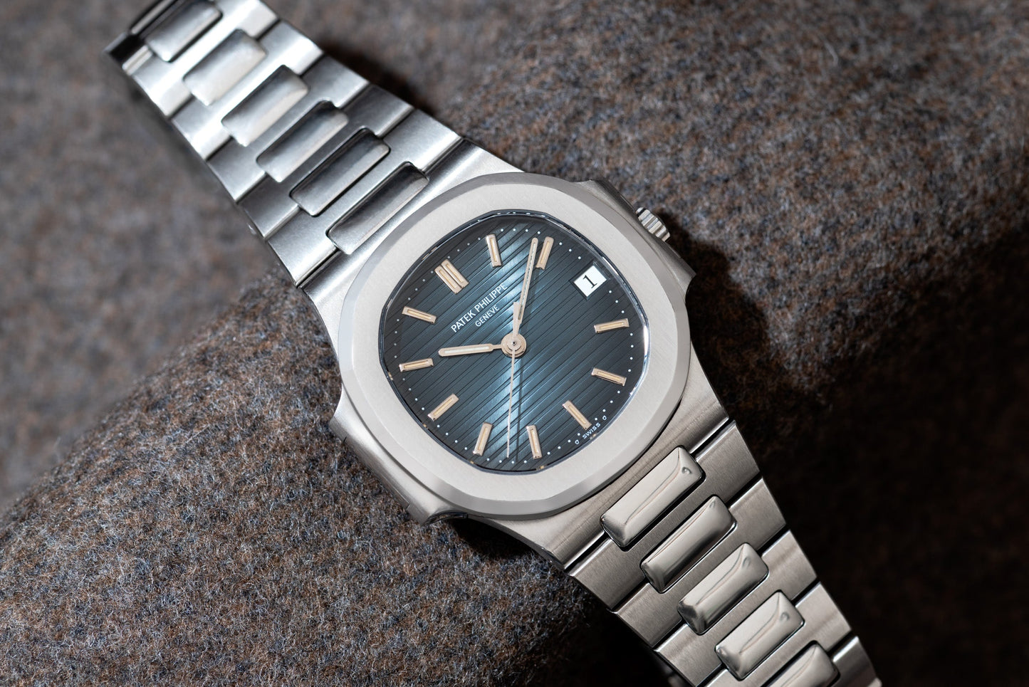 Patek Philippe Geneva Premium Two-Tone Luxury Watch with Date Display | Gold & Silver Stainless Steel Design